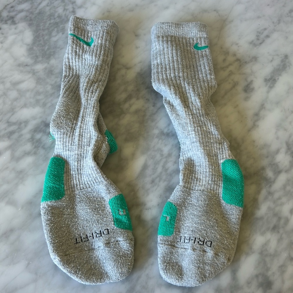 Nike Elite Cushioned Basketball Socks. Crew Length. Gray and Green. Size L.